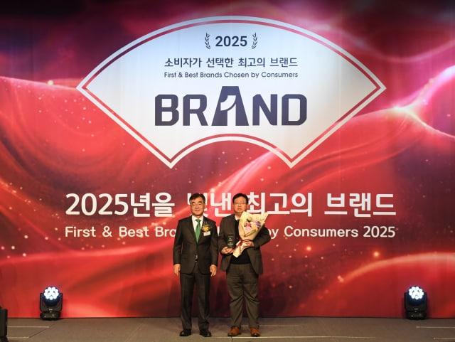 본문 이미지 - 에쓰오일토탈에너지스윤활유의 영업 마케팅 부문 강원규 부사장(오른쪽)이 ‘소비자가 선택한 최고의 브랜드상’을 수상하고 있다.(에쓰오일 제공)