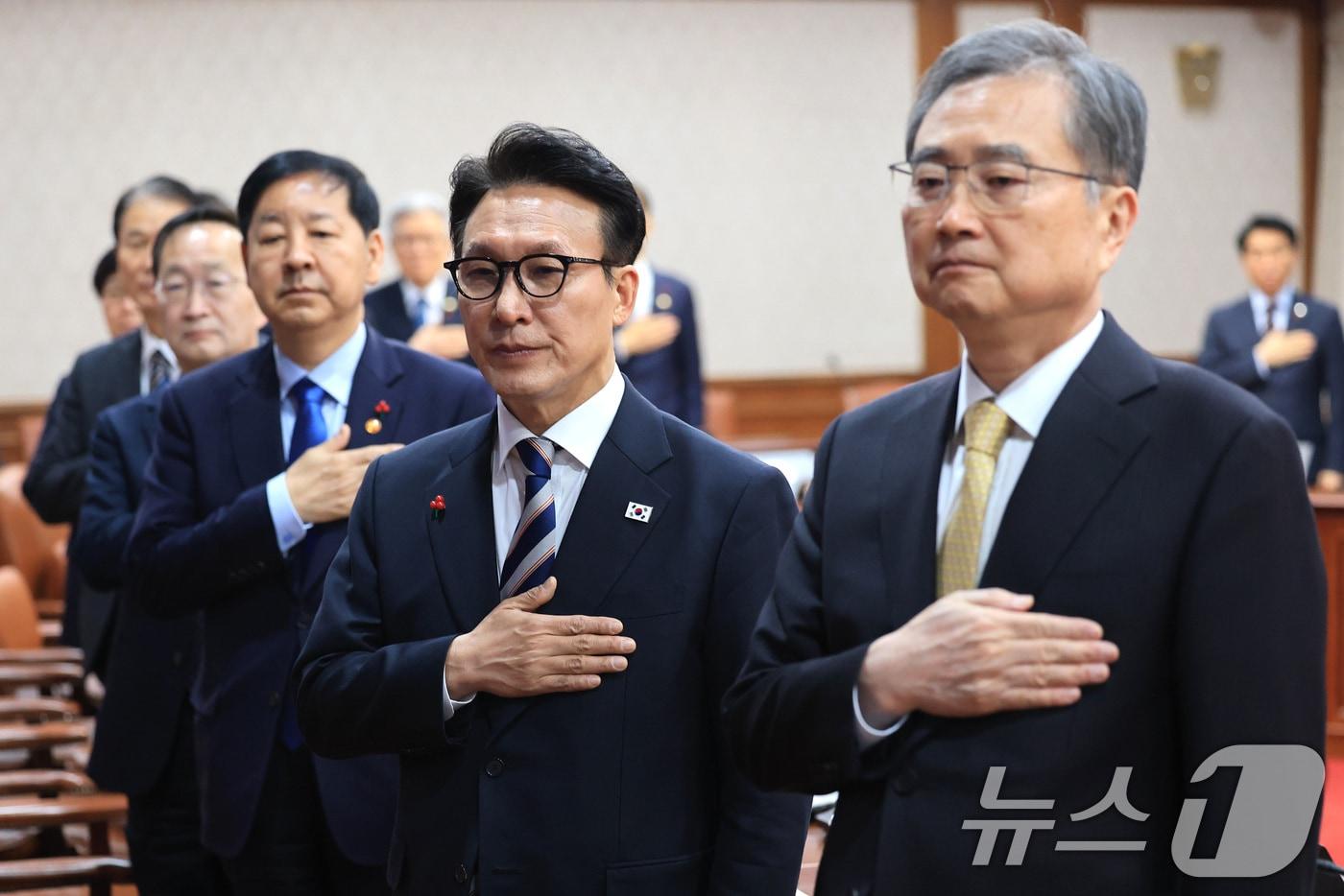 김민석 국무총리 및 국무위원들이 31일 서울 종로구 정부서울청사에서 열린 임시 국무회의에서 국민의례를 하고 있다. 2025.12.31/뉴스1 ⓒ News1 임세영 기자