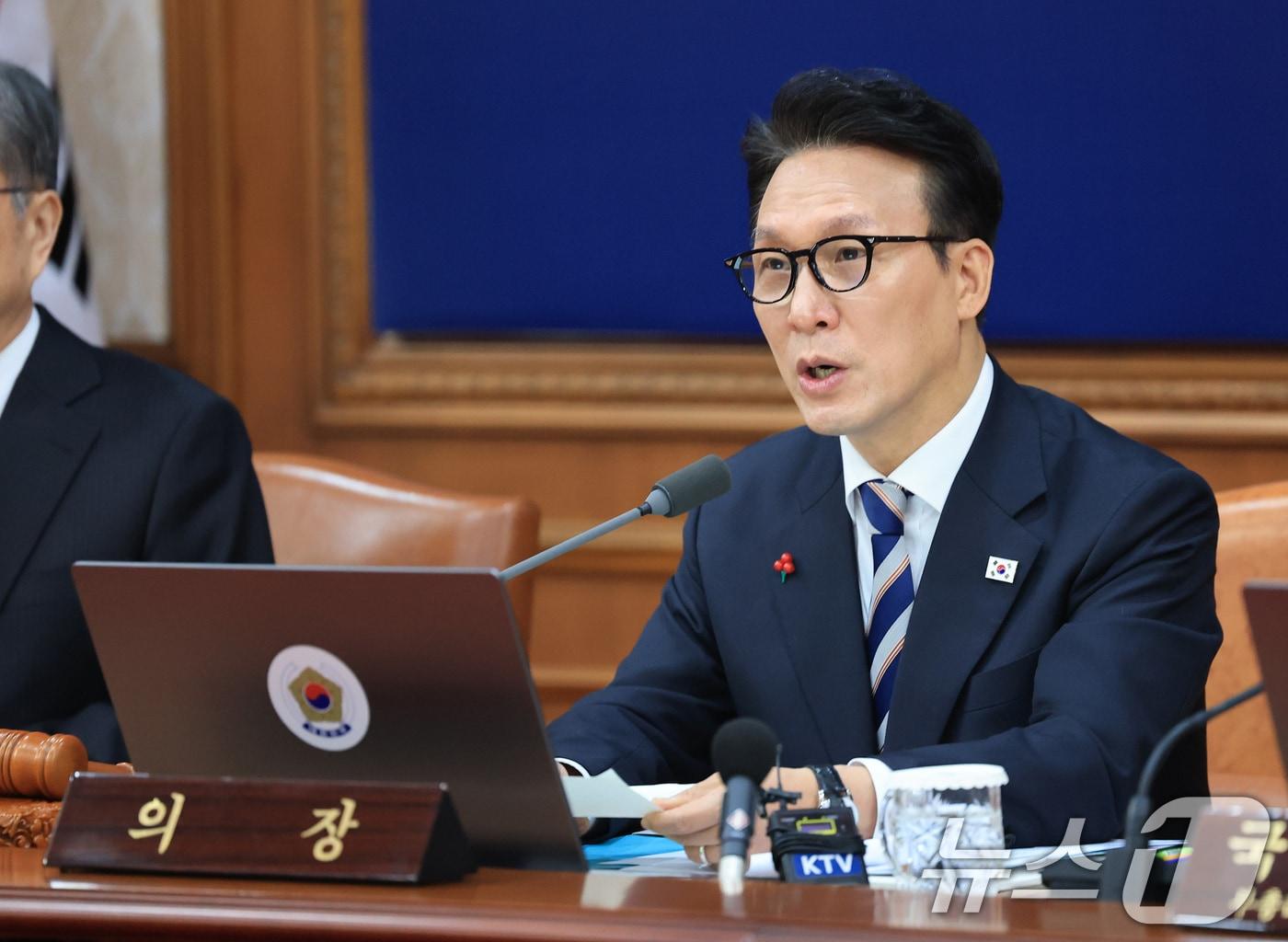 본문 이미지 - 김민석 국무총리가 31일 서울 종로구 정부서울청사에서 열린 임시 국무회의에서 모두발언을 하고 있다. 2025.12.31/뉴스1 ⓒ News1 임세영 기자