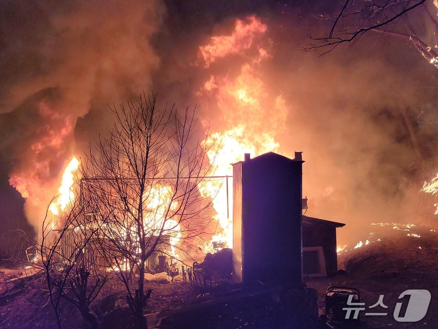 본문 이미지 - 31일 오전 3시51분쯤 경북 포항시 남구 장기면 신서리 야산 인근 농막에서 불이 나 연기와 화염이 치솟고 있다.(경북소방본부 제공. 재판매 및 DB 금지)2025.12.31/뉴스1