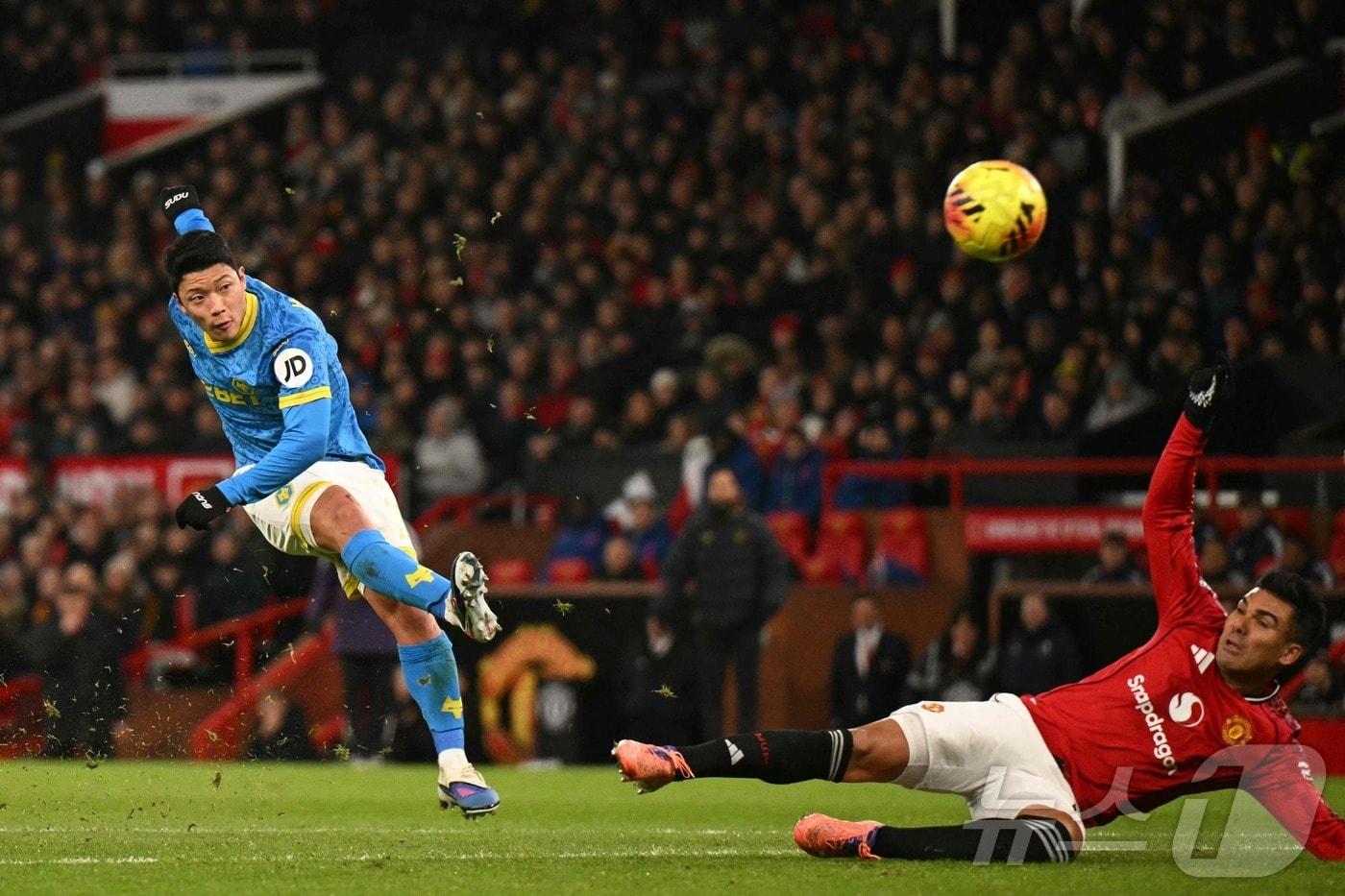 맨유를 상대로 슈팅하는 황희찬(왼쪽)ⓒ AFP=뉴스1