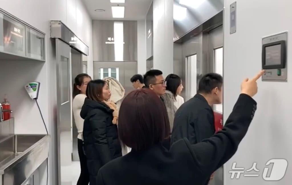 본문 이미지 - 한국 동물병원의 의료시스템을 둘러보고 있는 중국 수의사들(사람앤동물메디컬센터 제공) ⓒ 뉴스1