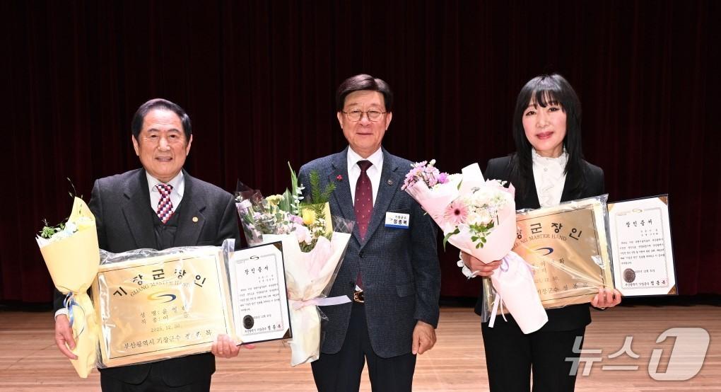 본문 이미지 - 정종복 기장군수(가운데)가 올해의 장인 윤영하 장인(왼쪽)과 이미화 장인(오른쪽)에게 증서와 인증패를 수여하고 있다. (기장군 제공. 재판매 및 DB금지)