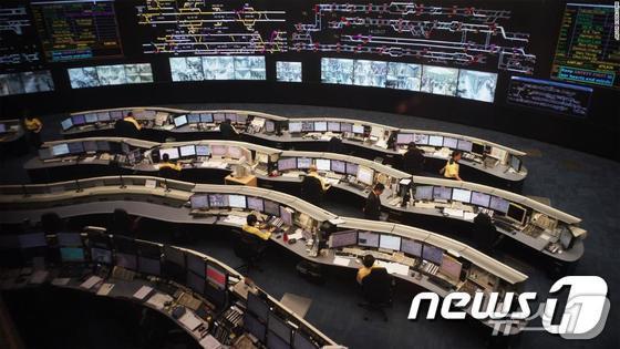 본문 이미지 - 국가철도공단은 노후화된 구로 제1철도교통관제센터의 기능을 고도화하고 안정적인 철도 운영체계 확립을 위해 기술조사 용역을 본격 추진한다. 충북 오송철도교통관제센터 이미지.(충북도 제공)