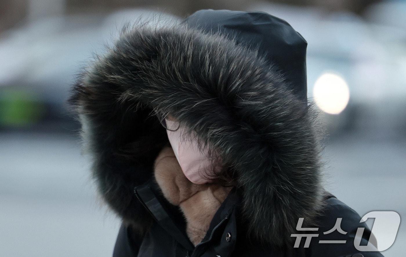 영하권의 강추위가 이어진 31일 서울 광화문네거리에서 움츠린 시민이 2025년 마지막 출근길에 나서고 있다. 2025.12.31/뉴스1 ⓒ News1 박지혜 기자