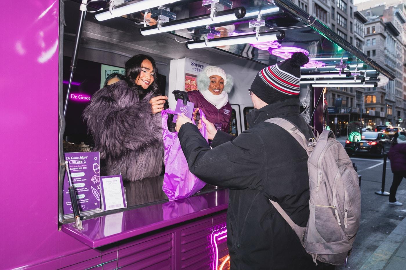 닥터그루트 미국 뉴욕 팝업 트럭 행사에서 인플루언서 브랫맨 락이 제품을 증정하고 있다.(LG생활건강 제공)