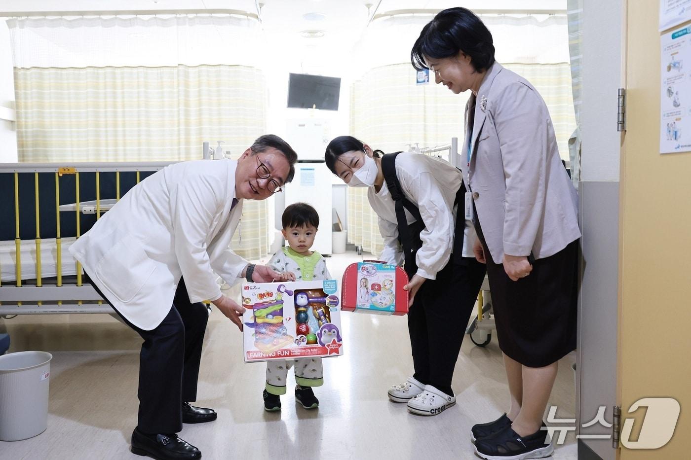 중앙대학교의료원 의료진이 기부 캠페인 후 기념촬영을 하고 있다(중앙대학교의료원 제공)