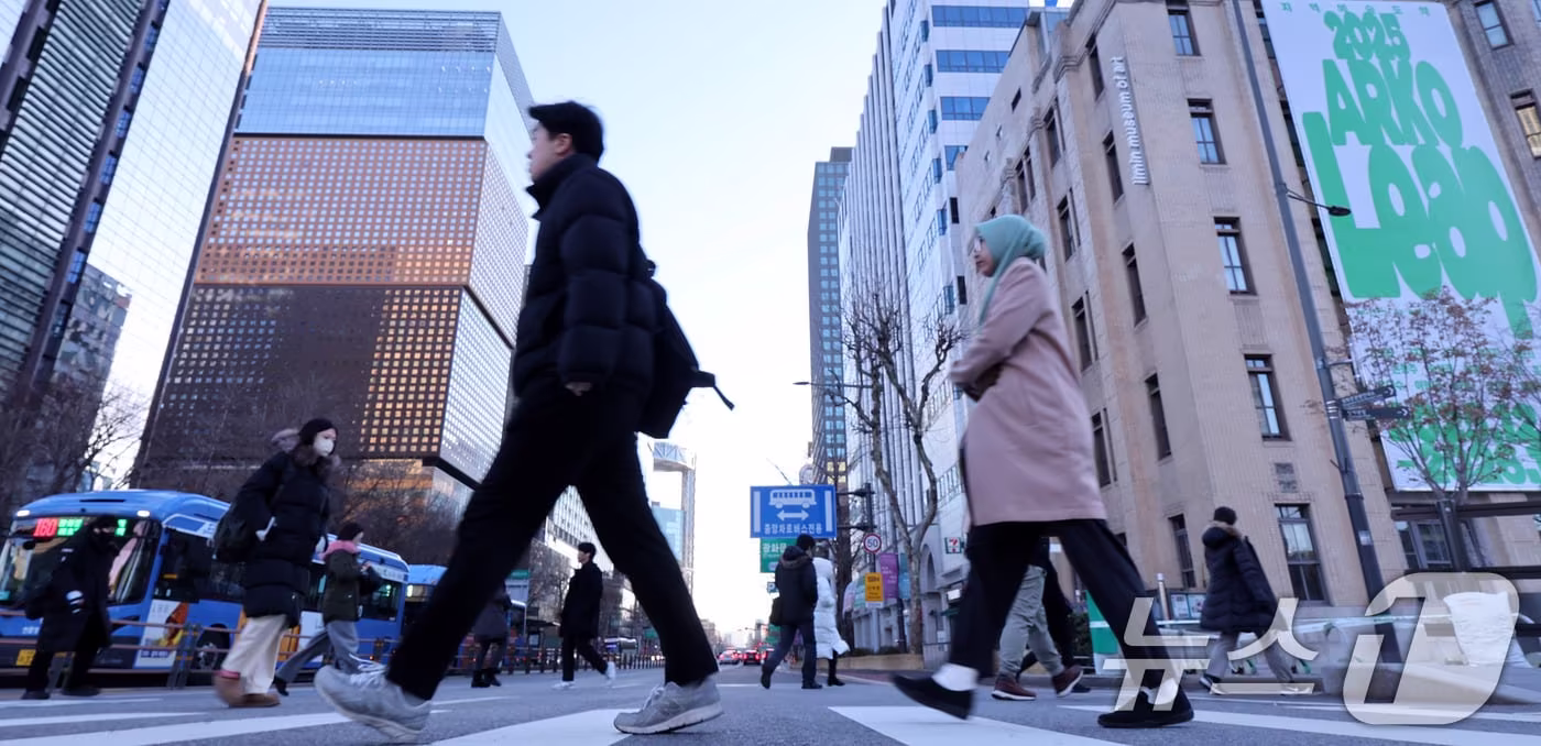 영하권의 강추위가 이어진 31일 서울 광화문네거리에서 움츠린 시민들이 2025년 마지막 출근길에 나서고 있다. 2025.12.31/뉴스1 ⓒ News1 박지혜 기자