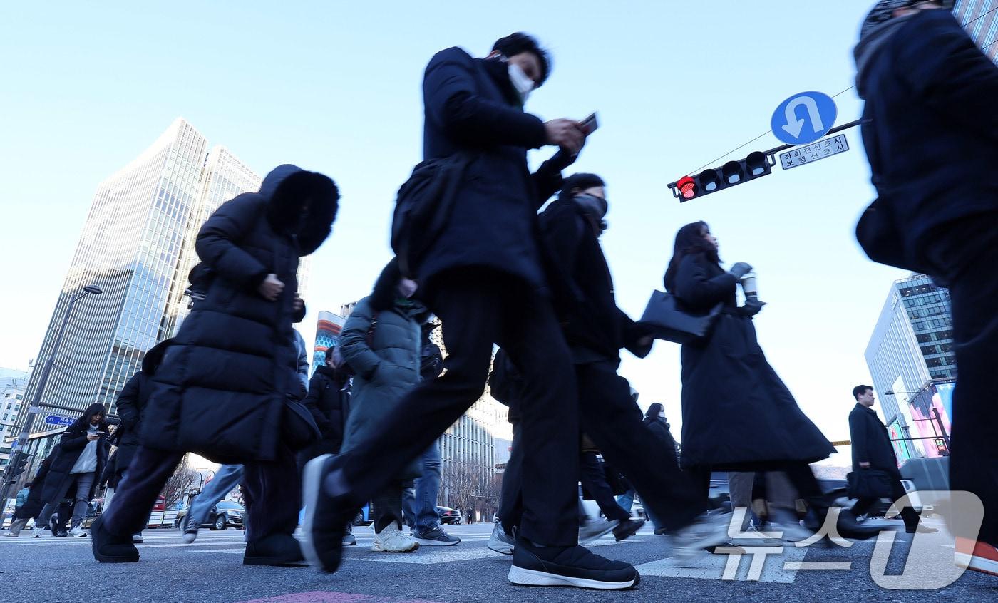 영하권의 강추위가 이어진 31일 서울 광화문네거리에서 움츠린 시민들이 2025년 마지막 출근길에 나서고 있다. 2025.12.31/뉴스1 ⓒ News1 박지혜 기자