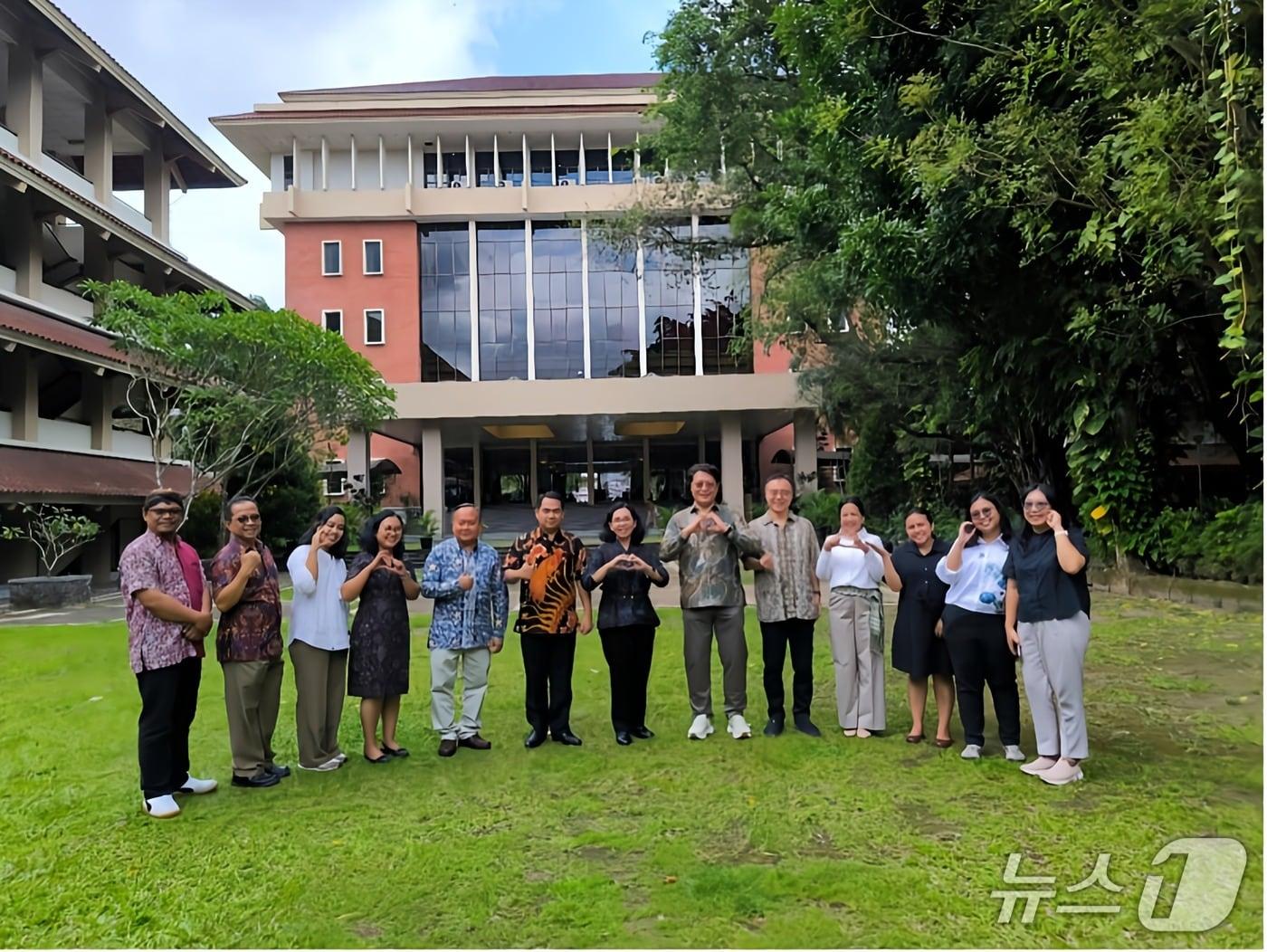 본문 이미지 - STEAM센터 이양 후 진행한 기념촬영. (서강대 제공)