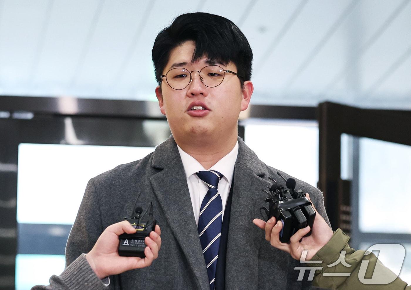 '쿠팡 블랙리스트'를 폭로한 공익 제보자 김준호 씨가 31일 오전 서울 서초구 관봉권·쿠팡 상설특검팀 사무실에서 참고인 조사를 받기 위해 출석, 취재진의 질문에 답하고 있다. 2025.12.31/뉴스1 ⓒ News1 구윤성 기자