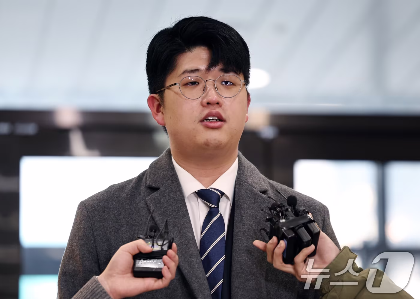 '쿠팡 블랙리스트'를 폭로한 공익 제보자 김준호 씨가 31일 오전 서울 서초구 관봉권·쿠팡 상설특검팀 사무실에서 참고인 조사를 받기 위해 출석, 취재진의 질문에 답하고 있다. 2025.12.31/뉴스1 ⓒ News1 구윤성 기자