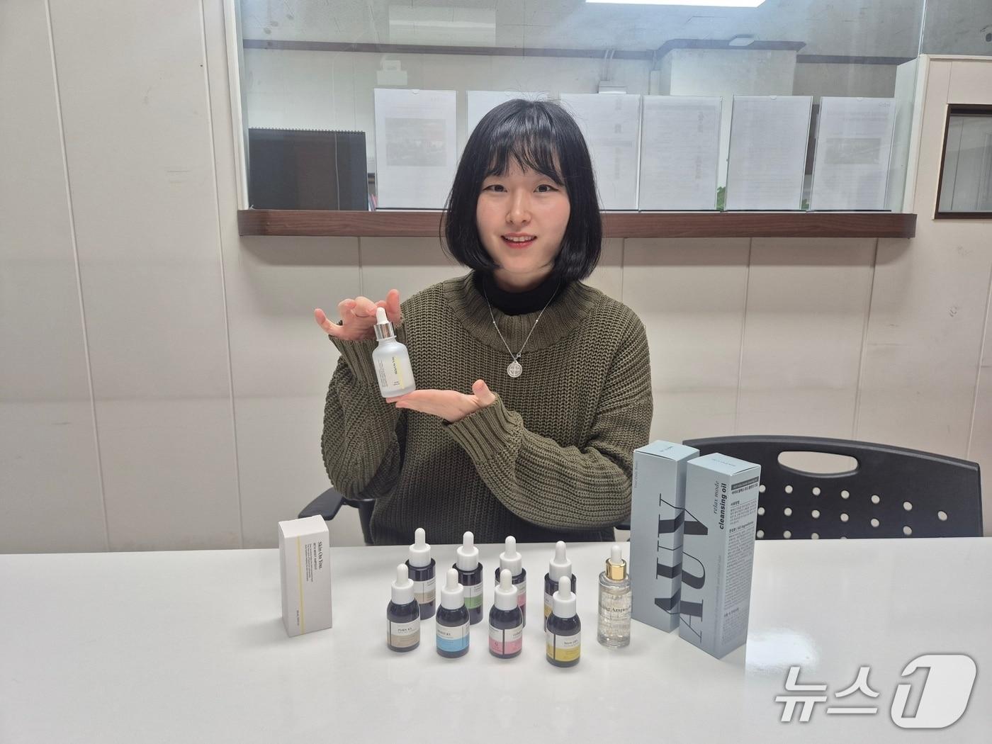 본문 이미지 - 이소희 ㈜서호랩 대표가 31일 경기 부천 테크노파크에서 자체 개발 상품 '스킨온유'(SKIN ON YOU)를 들어보이고 있다./뉴스1