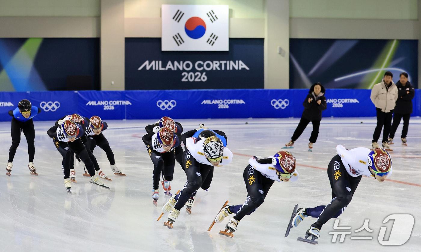 쇼트트랙 대표팀이 진천선수촌 빙상장에서 훈련 하고 있다. /뉴스1 ⓒ 뉴스1 김진환 기자