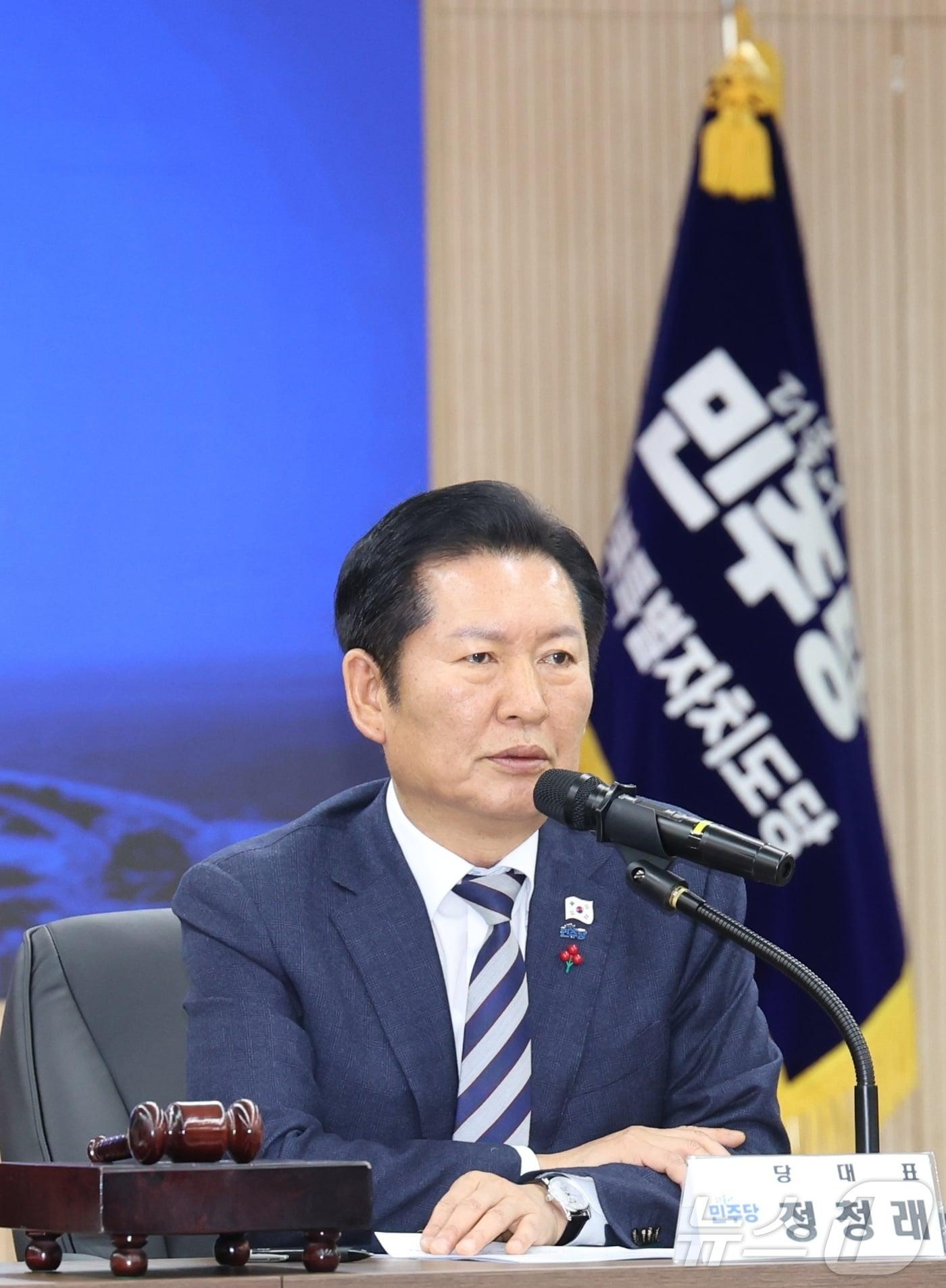 본문 이미지 - 정청래 더불어민주당 대표가 31일 전북 전주시 더불어민주당 전북특별자치도당에서 열린 최고위원회의에서 발언을 하고 있다. 2025.12.31/뉴스1 ⓒ News1 유경석 기자