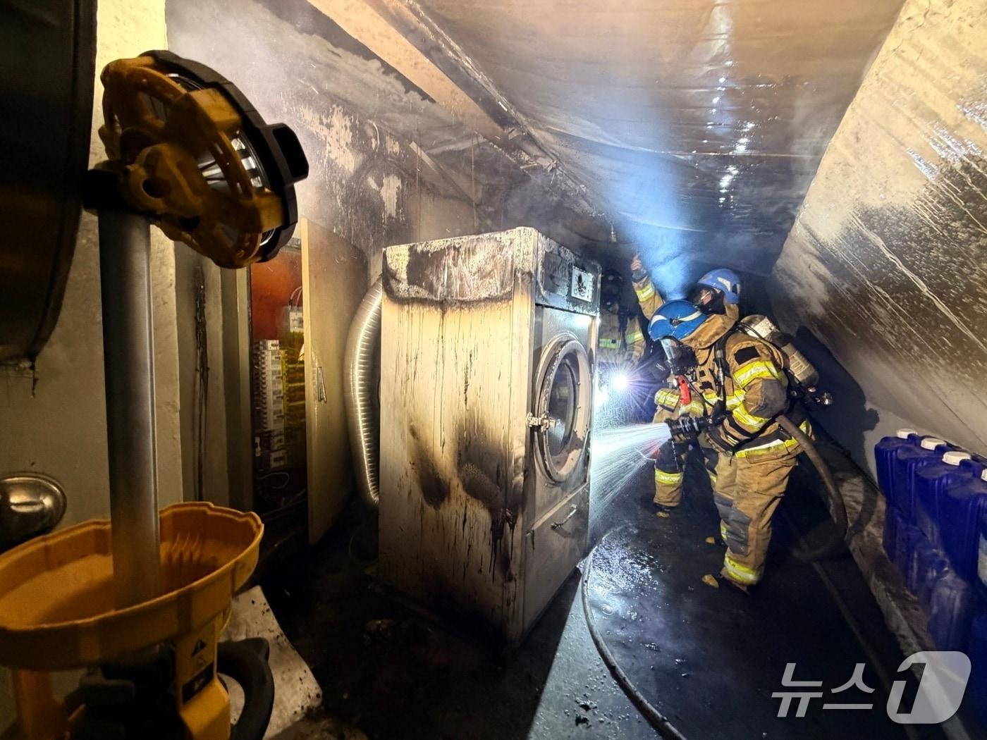 본문 이미지 - 30일 오후 9시57분쯤 불이 난 대구 동구 검사동의 모텔에서 소방대원들이 진화 후 내부를 살펴보고 있다.(대구소방안전본부 제공. 재판매 및 DB금지)