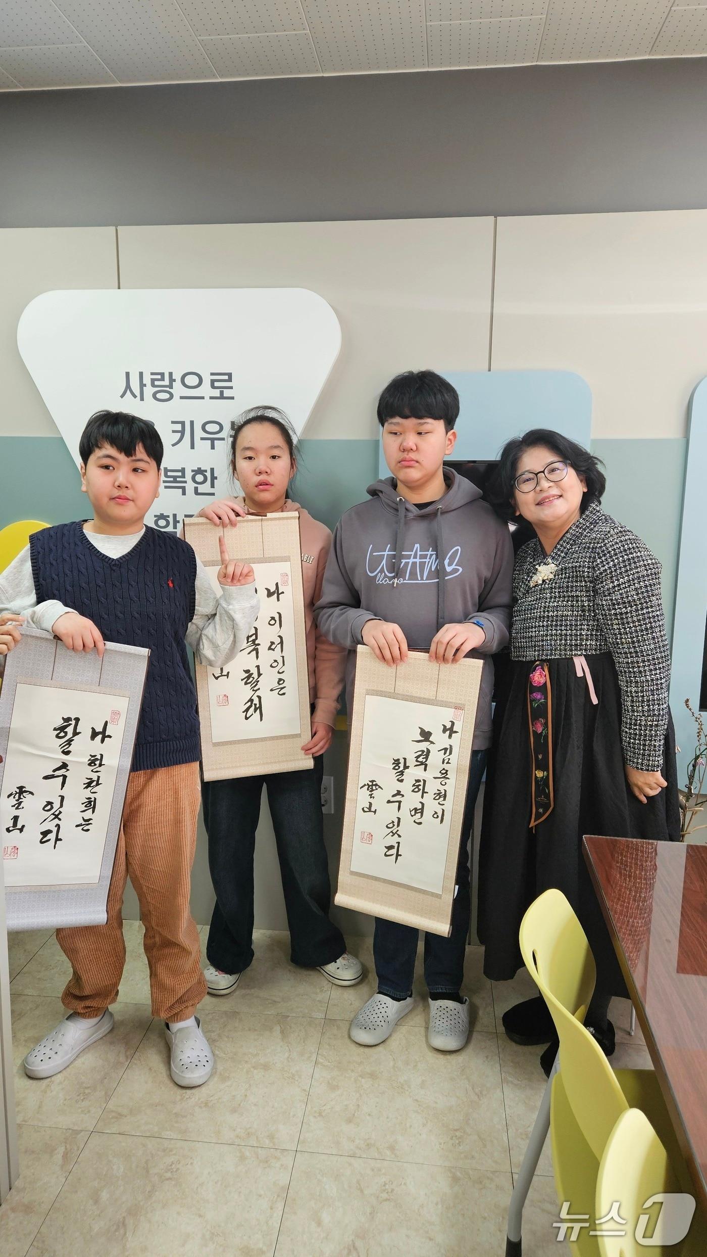 본문 이미지 - 강원 화천 용암초등학교 졸업생들.(강원도교육청 제공, 재판매 및 DB금지)