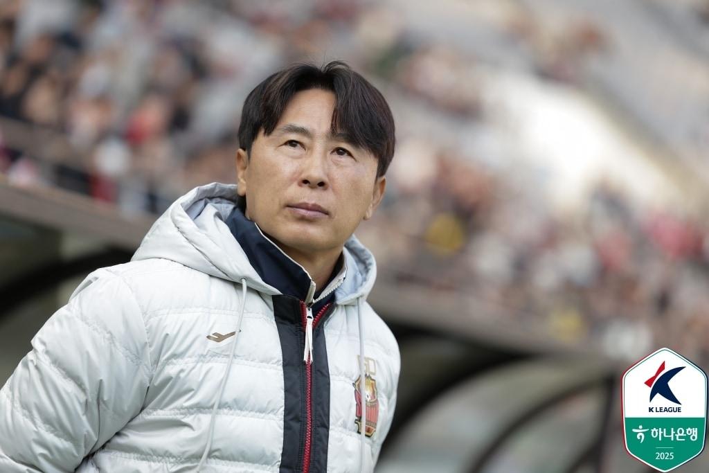 본문 이미지 - 2025년은 김기동 감독에게 아픈 시간으로 남았다. 많은 기대와 달리 성적이 미치지 못했고 서울 팬들에게 많은 비난을 받았다. (한국프로축구연맹 제공)