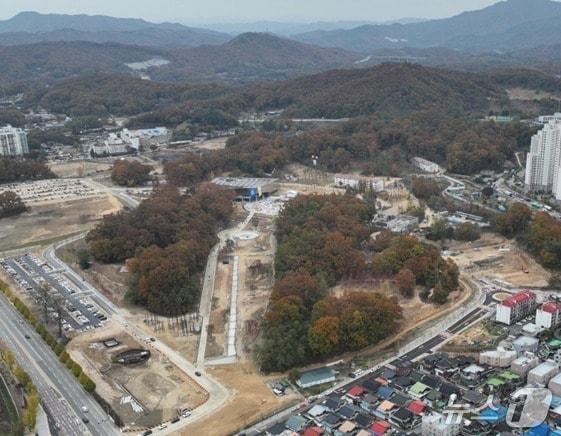 본문 이미지 - 강원 원주시 캠프롱 시민공원 부지 전경. (원주시 제공. 재판매 및 DB금지) 2025.12.31/뉴스1