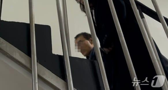 본문 이미지 - 통일교 산하 한일해저터널 연구·홍보 사업 담당 재단 '세계피스로드재단'의 박 모 이사장이 31일 통일교 정치권 로비 의혹을 수사하는 경찰청 국가수사본부 특별전담수사팀 조사에 출석했다.2025.12.31./ⓒ 뉴스1 강서연 기자