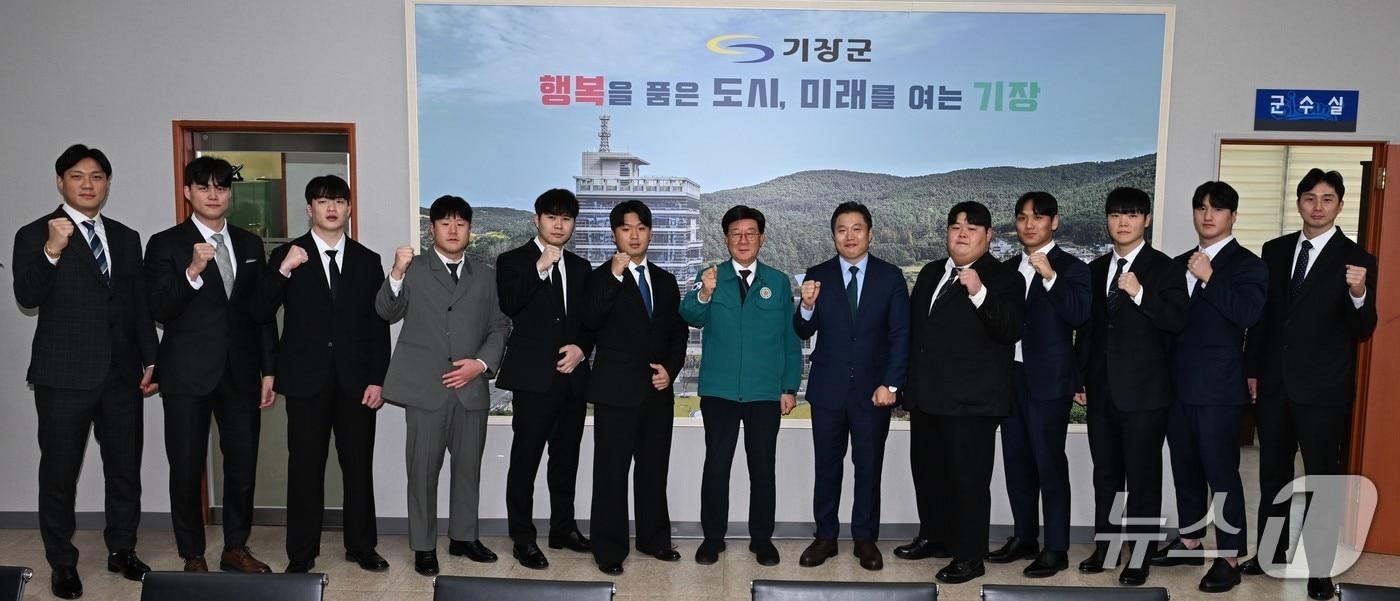 정종복 기장군수(좌측 일곱 번째)와 기장갈매기씨름단원이 기념촬영을 하고 있다.(기장군 제공. 재판매 및 DB금지)