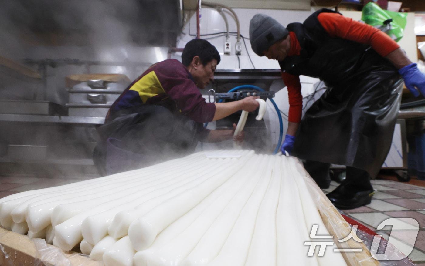 2026년 병오년(丙午年)을 하루 앞둔 31일 경기 수원시 팔달구 못골시장의 한 떡집에서 상인이 가래떡을 뽑고 있다. 2025.12.31/뉴스1 ⓒ News1 김영운 기자