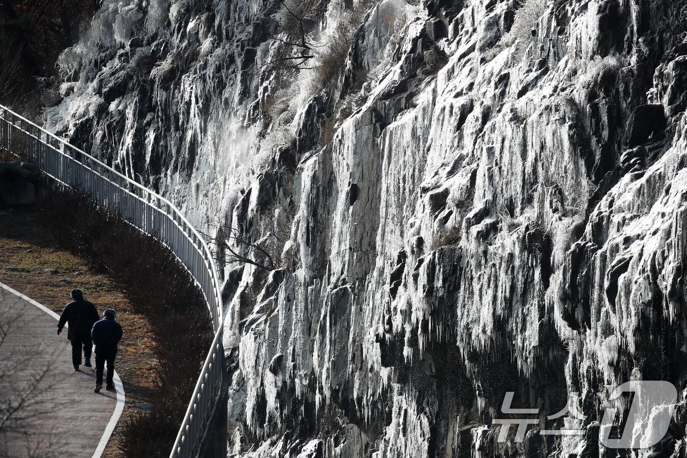 세밑 한파가 기승을 부린 31일 대구 달성군 옥연지 송해공원 인공 빙벽이 꽁꽁 얼어 장관을 이루고 있다. 2025.12.31/뉴스1 ⓒ News1 공정식 기자