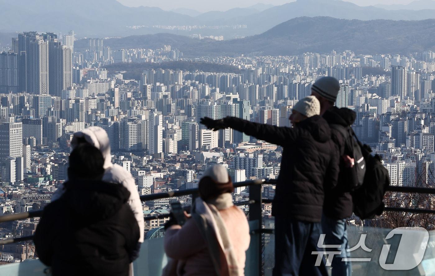 본문 이미지 - 서울 남산타워에서 바라본 아파트 단지. 2025.12.31/뉴스1 ⓒ News1 김민지 기자