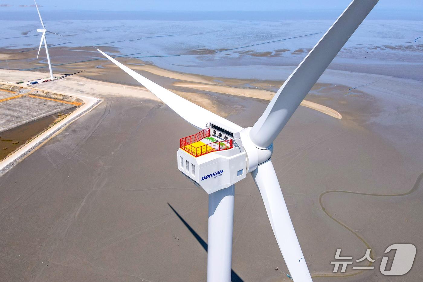 두산에너빌리티가 국내 기술로 독자 개발한 8MW급 해상풍력 발전기(DS205-8MW) 전경(두산에너빌리티 제공)