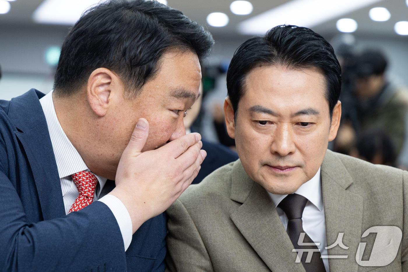 본문 이미지 - 장동혁 국민의힘 대표와 정희용 사무총장이 지난해 12월 31일 서울 여의도 중앙당사에서 열린 2025 사무처 당직자 종무식에서 대화하고 있다. 2025.12.31/뉴스1 ⓒ News1 유승관 기자