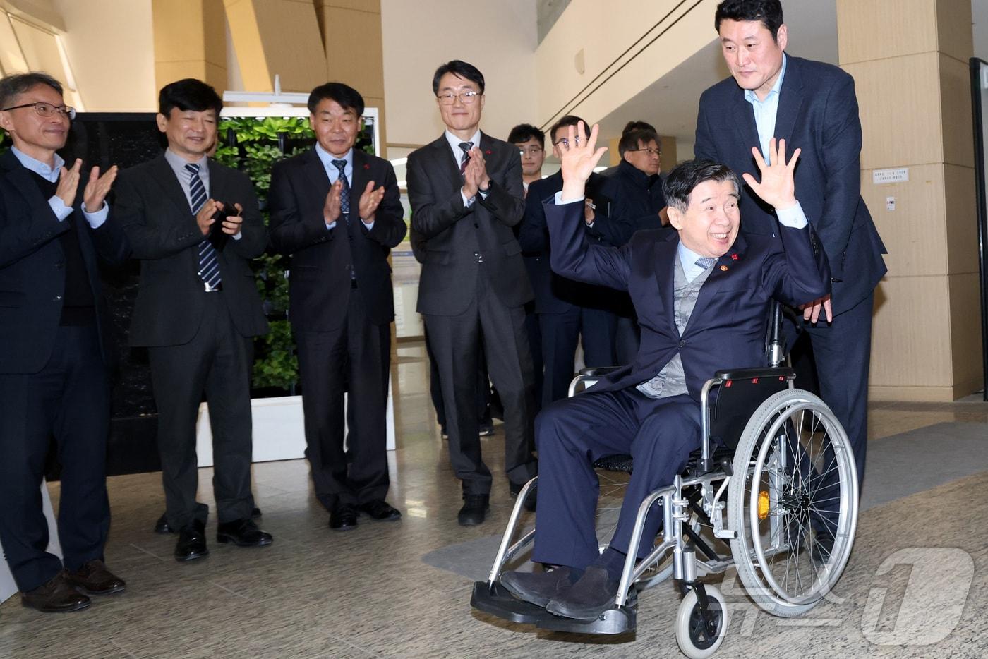 유철환 국민권익위원회 위원장이 임기를 1년 여 남긴채 사퇴한 가운데 31일 세종시 정부세종청사에서 이임식을 마친 뒤 직원들에게 인사하며 청사를 떠나고 있다. ⓒ News1 김기남 기자