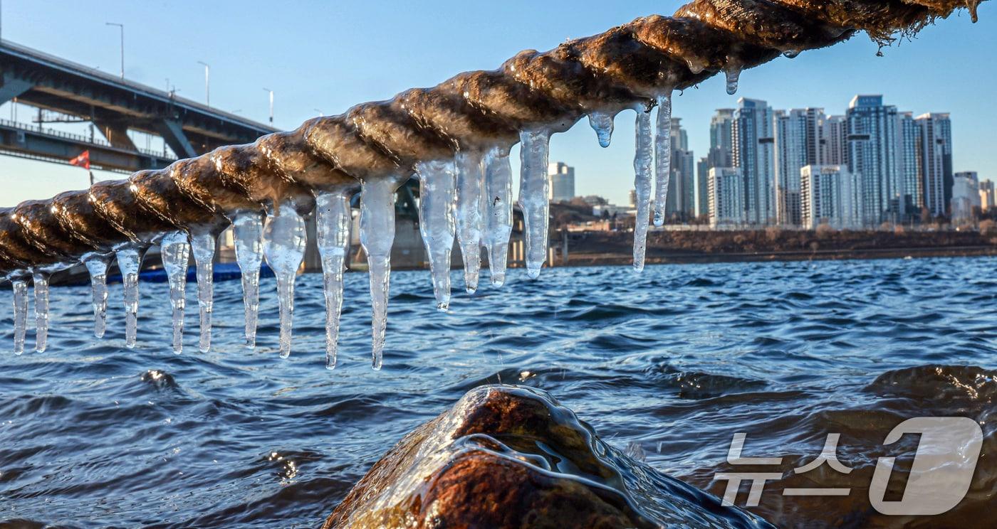 영하권 추위로 본격적인 겨울날씨를 보인 31일 서울 광진구 인근 한강에 고드름이 얼어있다. 2025.12.31/뉴스1 ⓒ News1 이호윤 기자