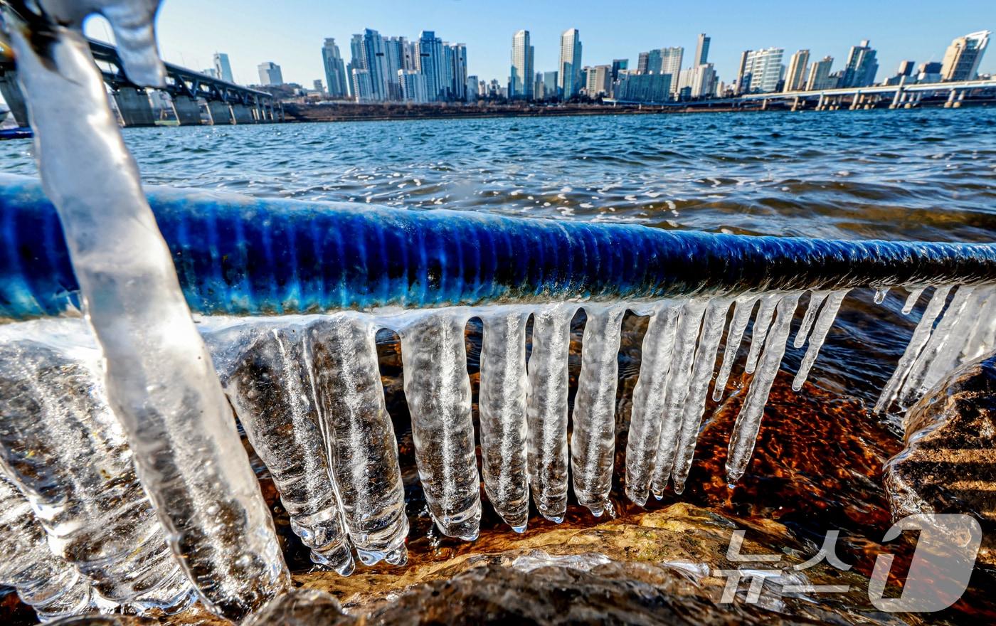 영하권 추위로 본격적인 겨울날씨를 보인 31일 서울 영등포구 여의도 인근 한강에 고드름이 얼어있다. 2025.12.31/뉴스1 ⓒ News1 이호윤 기자