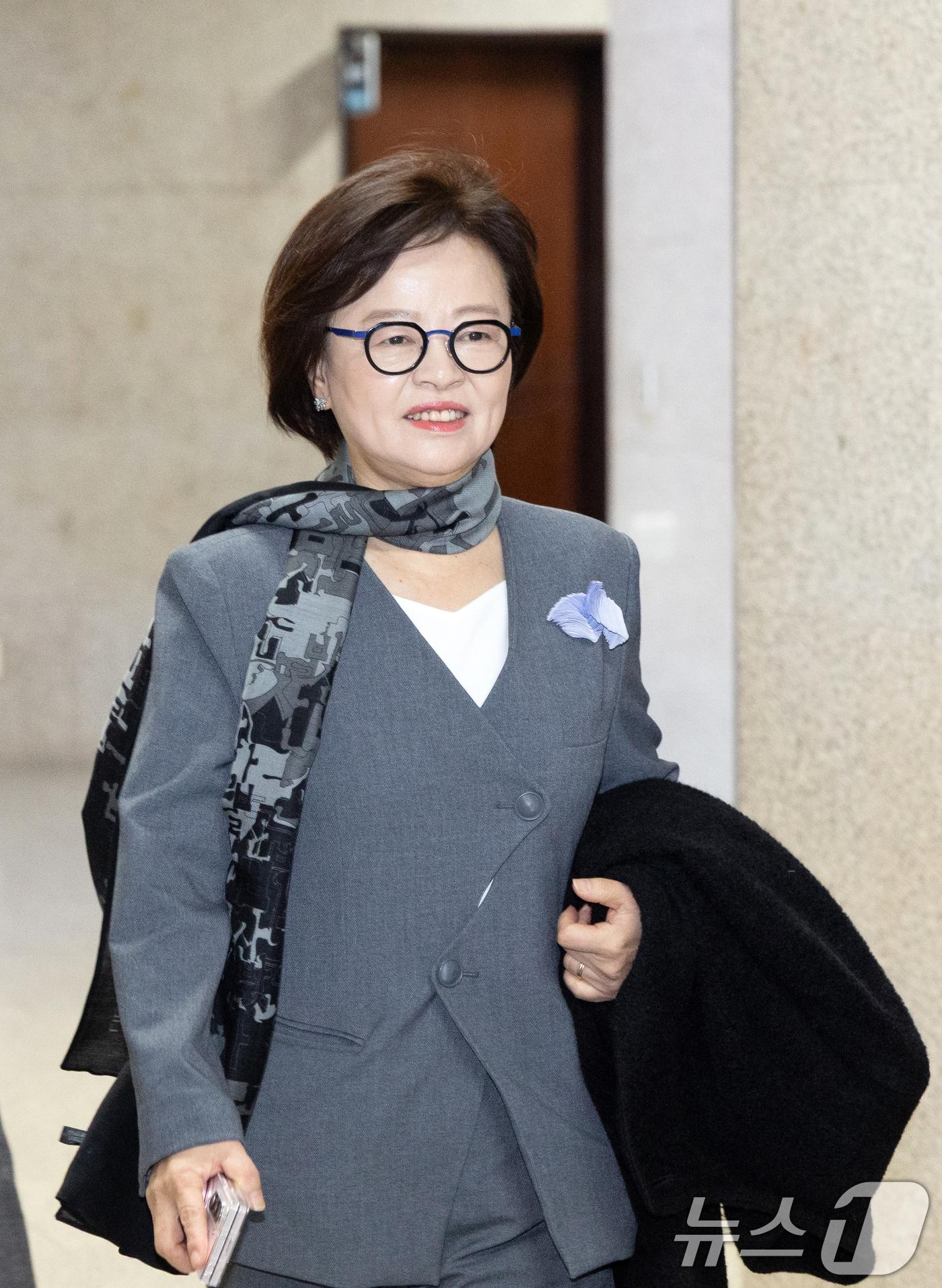 본문 이미지 - 진선미 더불어민주당 원내대표 선거관리위원장이 31일 서울 여의도 국회에서 열린 선관위 비공개 회의에 참석하고 있다. 2025.12.31/뉴스1 ⓒ News1 이승배 기자