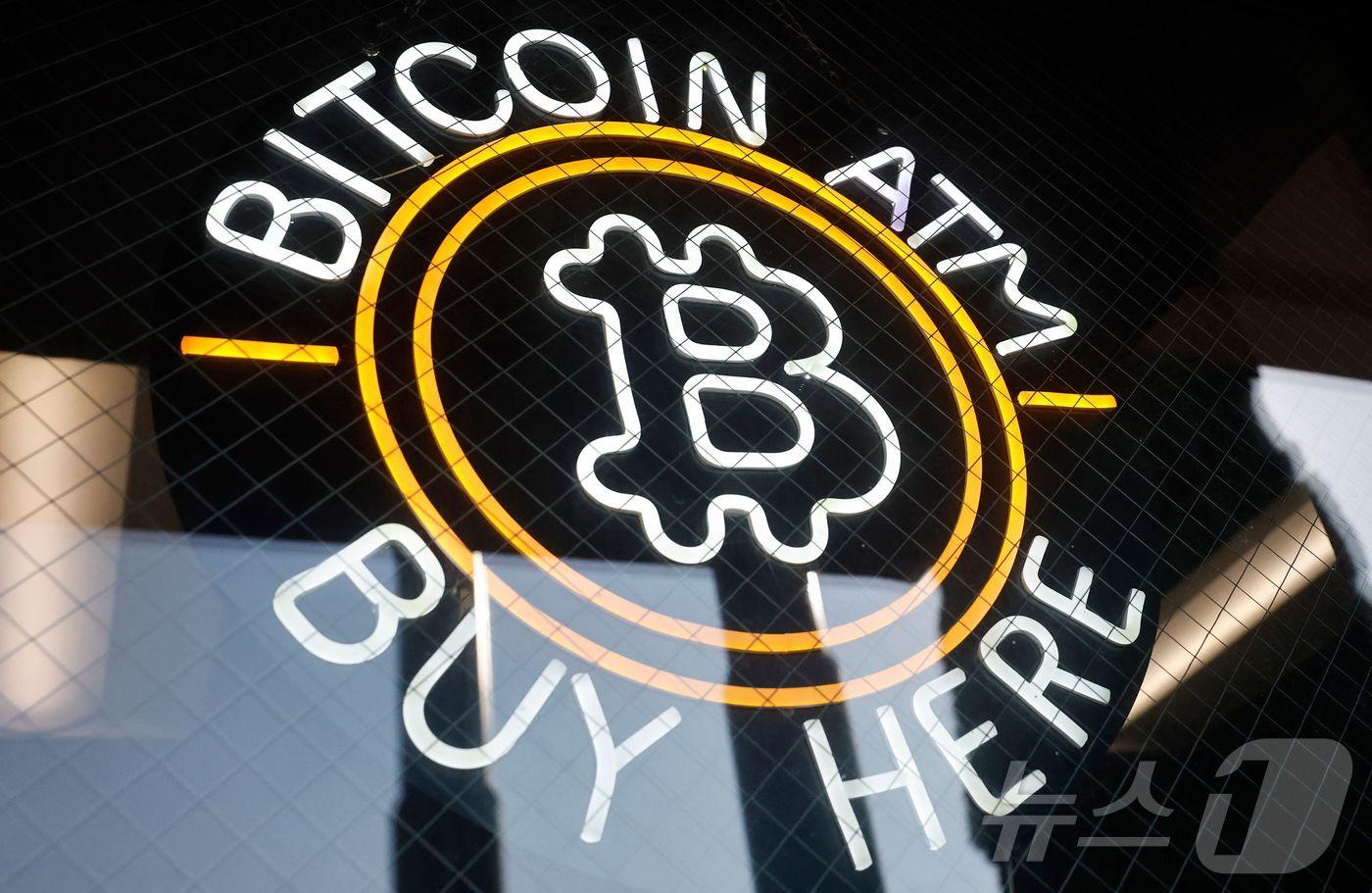 7월 16일(현지시간) 미국 캘리포니아주 패서디나 인근의 한 주유소에 비트코인 ATM을 광고하는 안내 표지가 걸려 있다. 2025.07.16. ⓒ AFP=뉴스1 ⓒ News1 윤다정 기자
