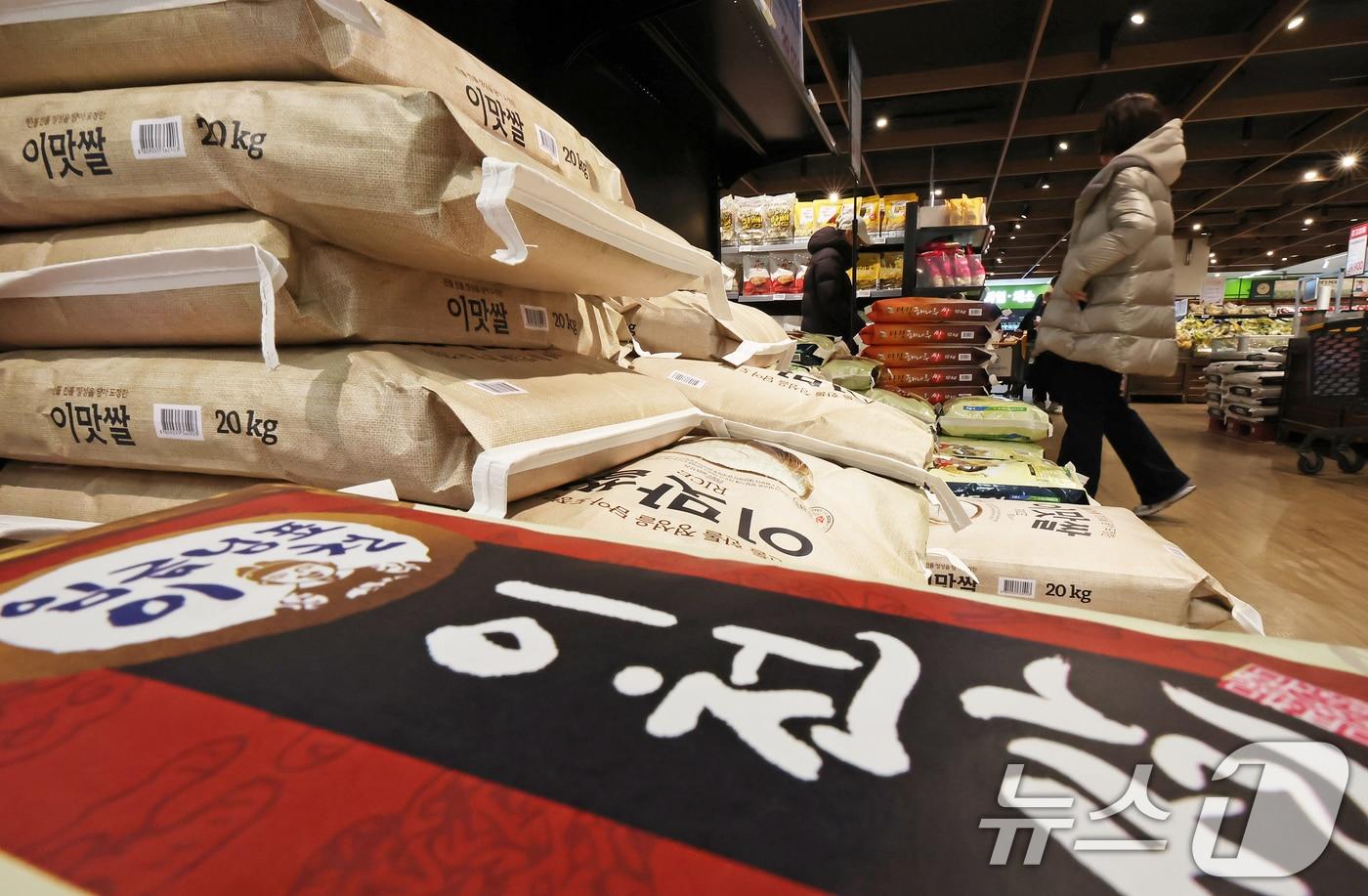 본문 이미지 - 서울의 한 마트에 쌀이 진열돼 있다.  2025.12.31/뉴스1 ⓒ News1 장수영 기자