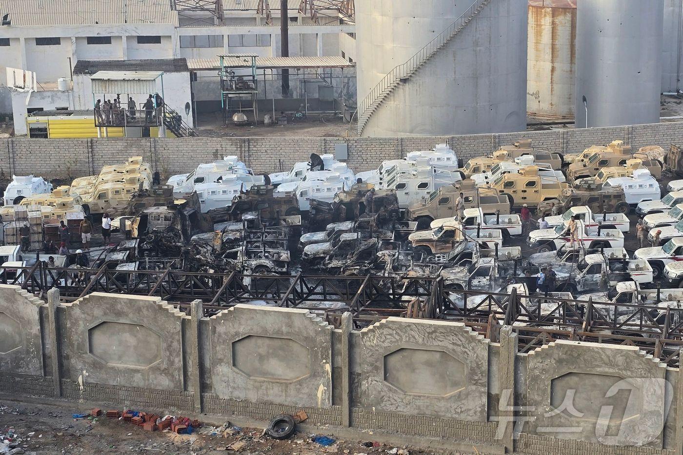 30일(현지시간) 예멘 남부 무칼라 항구에서 사우디 주도 연합군의 공습 후 파손된 군용 차량들의 ​​모습이 사진에 담겼다. 이 차량들은 아랍에미리트(UAE)가 남부 과도위원회(STC) 분리주의 세력을 지원하기 위해 보낸 것으로 알려졌다. 2025.12.30. ⓒ AFP=뉴스1 ⓒ News1 이정환 기자
