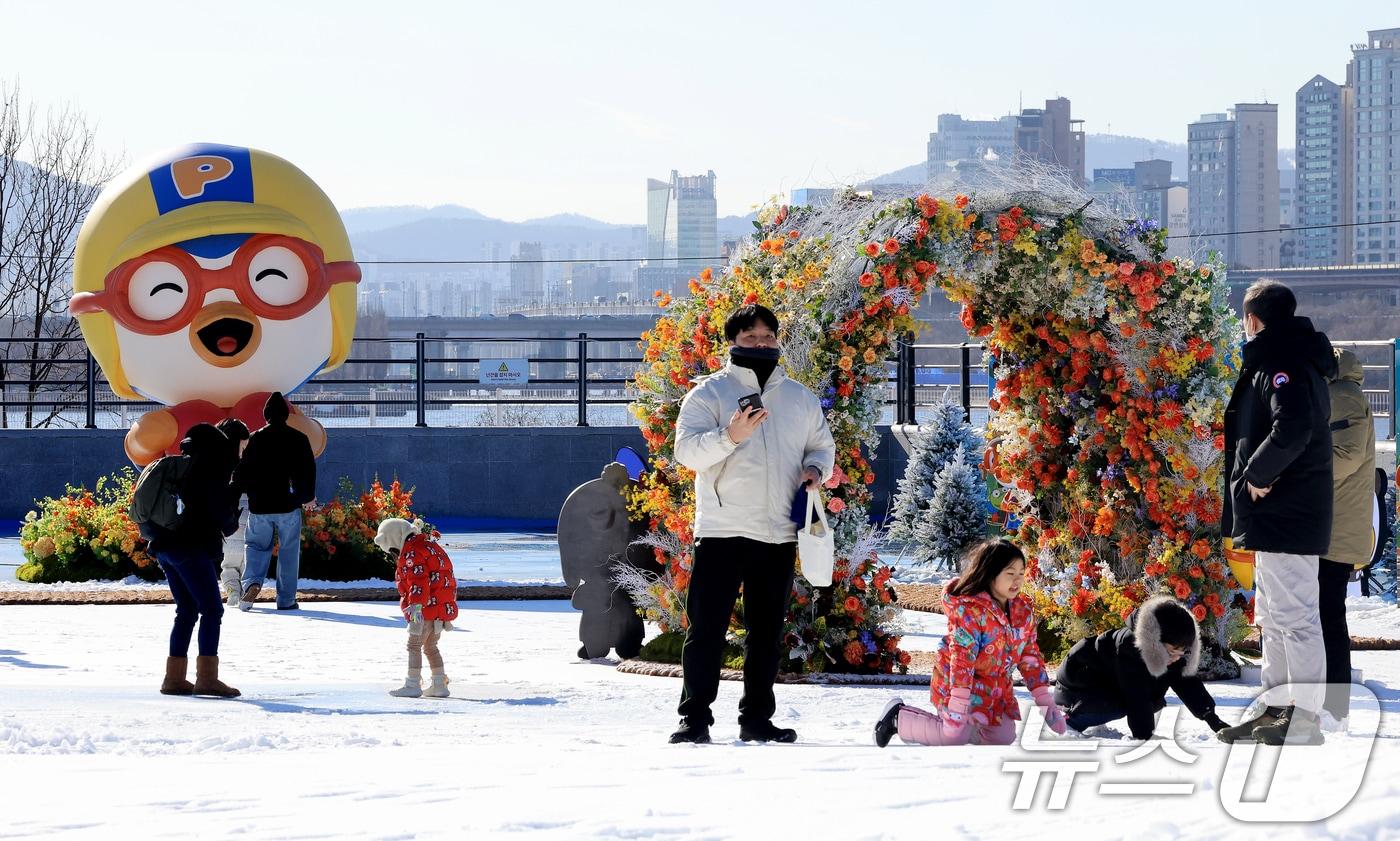 서울 광진구 뚝섬한강공원 눈썰매장을 찾은 외국인 관광객들과 시민들이 '뽀로로와 친구들 테마존'에서 눈놀이를 즐기고 있다. 2025.12.31/뉴스1 ⓒ News1 이호윤 기자