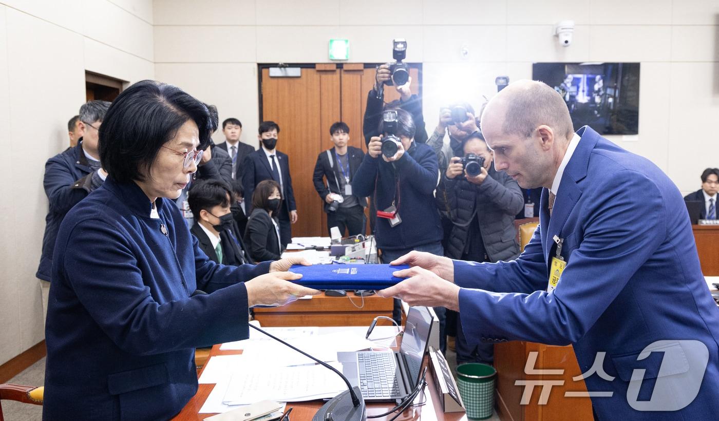 해롤드 로저스 쿠팡 대표이사가 31일 서울 여의도 국회에서 열린 제430회국회(임시회) 쿠팡 침해사고 및 개인정보 유출, 불공정 거래, 노동환경 실태 파악과 재발방지 대책 마련을 위한 연석 청문회에 출석해 증인선서문을 최민희 위원장에게 제출하고 있다. 2025.12.31/뉴스1 ⓒ News1 이승배 기자