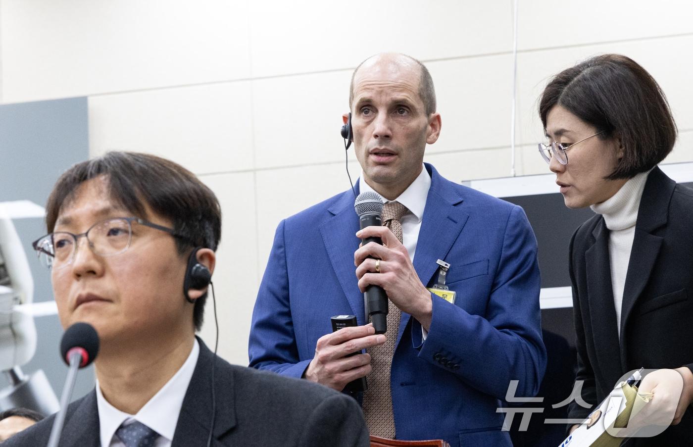 해롤드 로저스 쿠팡 대표이사가 지난 2025년 12월 31일 서울 여의도 국회에서 열린 제430회국회(임시회) 쿠팡 침해사고 및 개인정보 유출, 불공정 거래, 노동환경 실태 파악과 재발방지 대책 마련을 위한 연석 청문회에 출석해 의원 질의에 답변하고 있다. 2025.12.31/뉴스1 ⓒ News1 이승배 기자