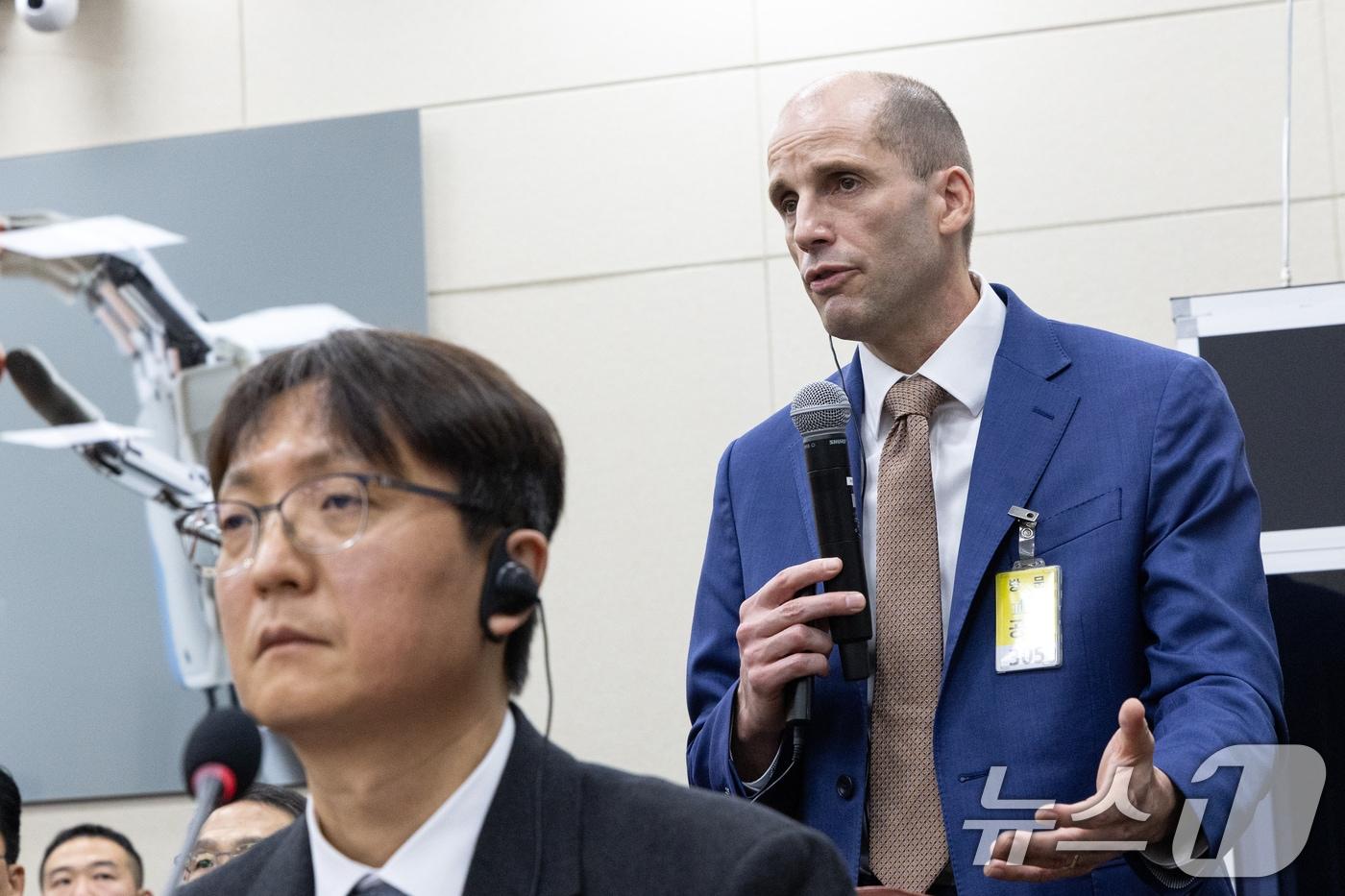 해롤드 로저스 쿠팡 대표이사가 31일 서울 여의도 국회에서 열린 제430회국회(임시회) 쿠팡 침해사고 및 개인정보 유출, 불공정 거래, 노동환경 실태 파악과 재발방지 대책 마련을 위한 연석 청문회에 출석해 의원 질의에 답변하고 있다. 2025.12.31/뉴스1 ⓒ News1 이승배 기자