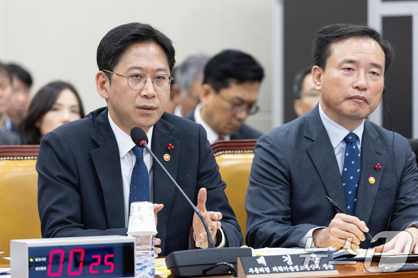 배경훈 과학기술정보통신부 장관 겸 부총리가 31일 서울 여의도 국회에서 열린 제430회국회(임시회) 쿠팡 침해사고 및 개인정보 유출, 불공정 거래, 노동환경 실태 파악과 재발방지 대책 마련을 위한 연석 청문회에 출석해 의원 질의에 답변하고 있다. 2025.12.31/뉴스1 ⓒ News1 이승배 기자