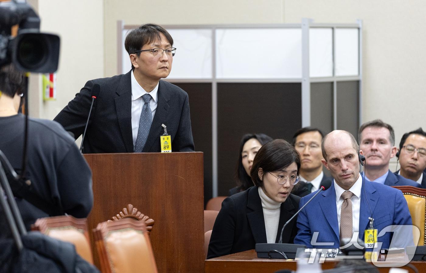 박대준 전 쿠팡 대표이사가 31일 서울 여의도 국회에서 열린 제430회국회(임시회) 쿠팡 침해사고 및 개인정보 유출, 불공정 거래, 노동환경 실태 파악과 재발방지 대책 마련을 위한 연석 청문회에 출석해 의원 질의 자료를 바라보고 있다. 2025.12.31/뉴스1 ⓒ News1 이승배 기자
