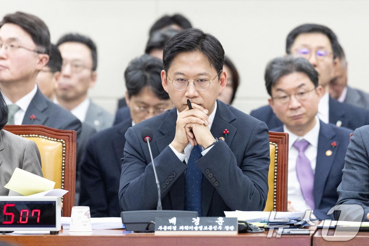 배경훈 과학기술정보통신부 장관 겸 부총리가 31일 서울 여의도 국회에서 열린 제430회국회(임시회) 쿠팡 침해사고 및 개인정보 유출, 불공정 거래, 노동환경 실태 파악과 재발방지 대책 마련을 위한 연석 청문회에서 생가에 잠겨있다. 2025.12.31/뉴스1 ⓒ News1 이승배 기자