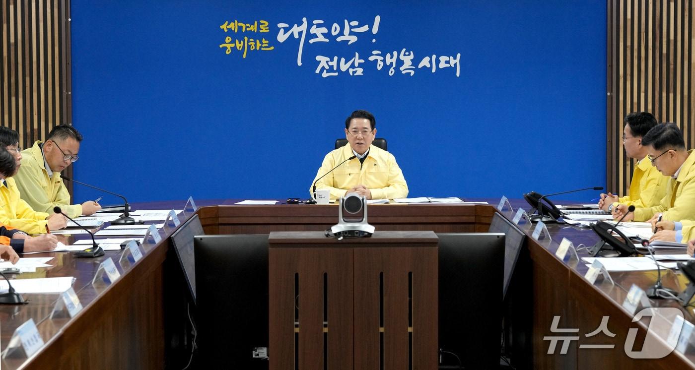 고병원성 조류인플루엔자 확산 차단 재난대책회의.(전남도 제공. 재판매 및 DB금지) 2025.12.31/뉴스1