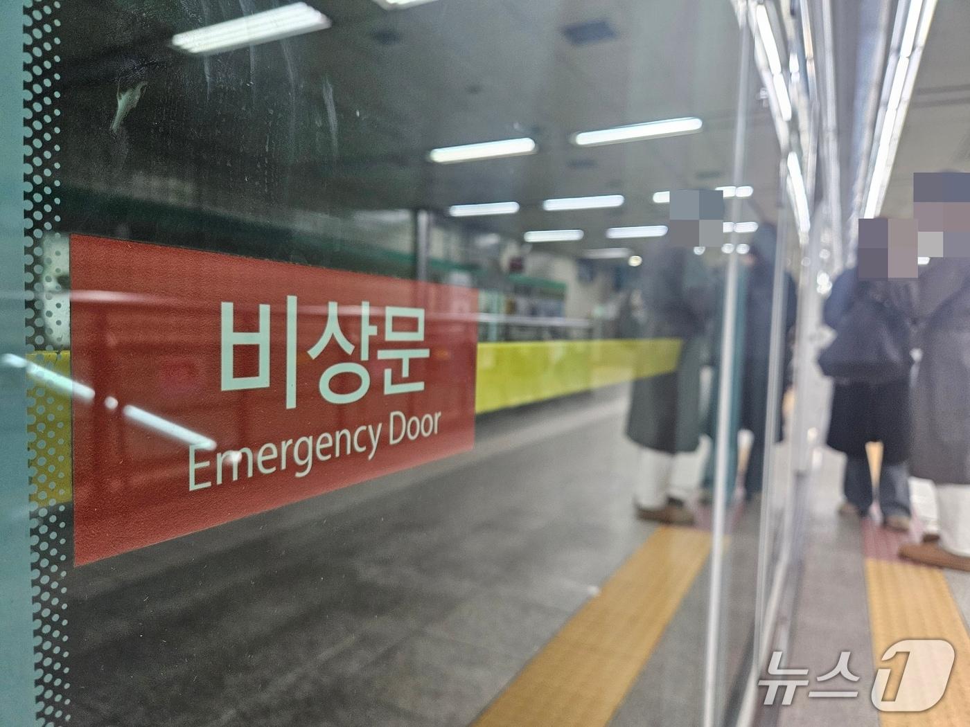 본문 이미지 - 서울 광진구 건대입구역 지하철 7호선 승강장 스크린도어에 부착된 '비상문' 표시. 2025.12.28/뉴스1 ⓒ News1 유채연 기자