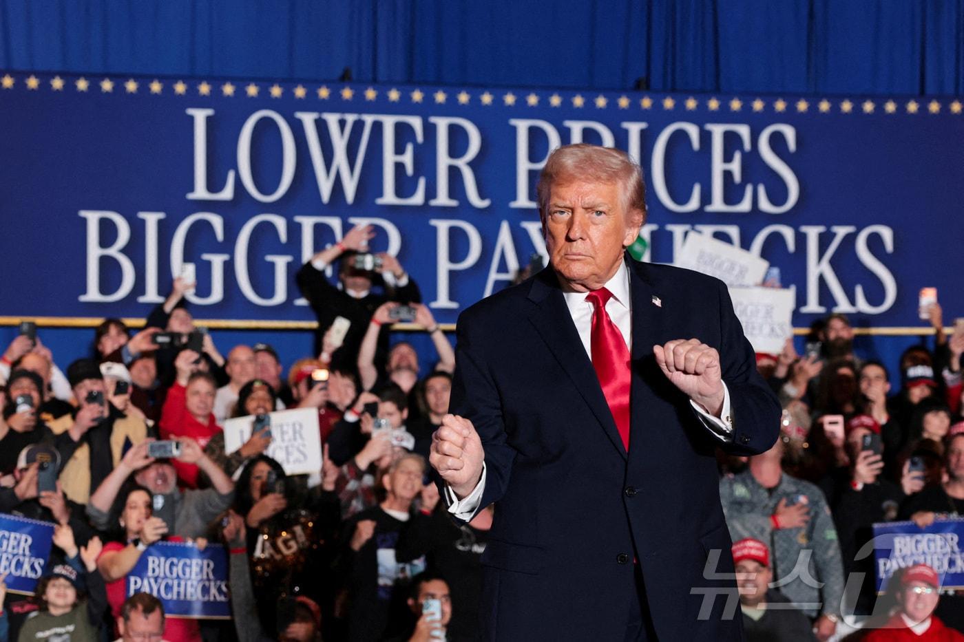 2025년 12월 9일 미국 펜실베이니아주 마운트 포코노에 위치한 마운트 에어리 카지노 리조트(Mount Airy Casino Resort)에서 도널드 트럼프 대통령이 어포더빌리티를 주제로 연설하기 위해 행사장에 도착해 청중을 향해 제스처를 취하고 있다. ⓒ 로이터=뉴스1