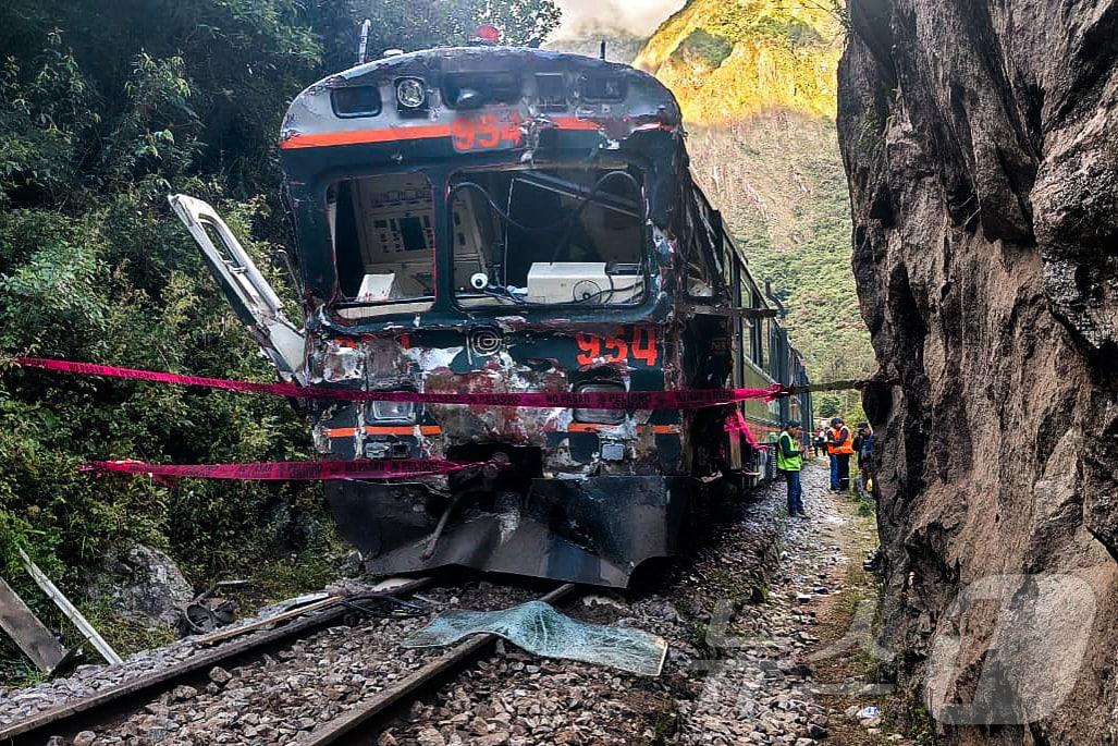 본문 이미지 - 30일(현지시간) 페루 쿠스코주 팜파카와에서 마추픽추와 오얀타이탐보를 연결하는 노선을 운행하던 관광열차 2대가 정면 충돌하는 사고가 일어나 1명이 숨지고 40명이 부상을 입었다. 2025.12.30. ⓒ AFP=뉴스1 ⓒ News1 윤다정 기자
