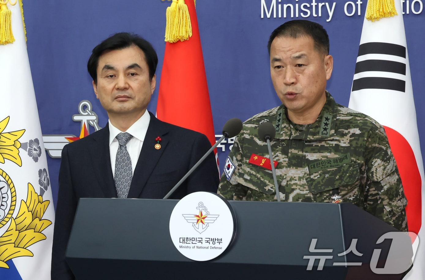 본문 이미지 - 주일석 해병대사령관이 31일 오후 서울 용산구 국방부 브리핑실에서 열린 '준4군 체제로 해병대 개편' 기자회견 중 취재진 질문에 답하고 있다. 왼쪽은 안규백 국방부 장관. 2025.12.31/뉴스1 ⓒ News1 장수영 기자