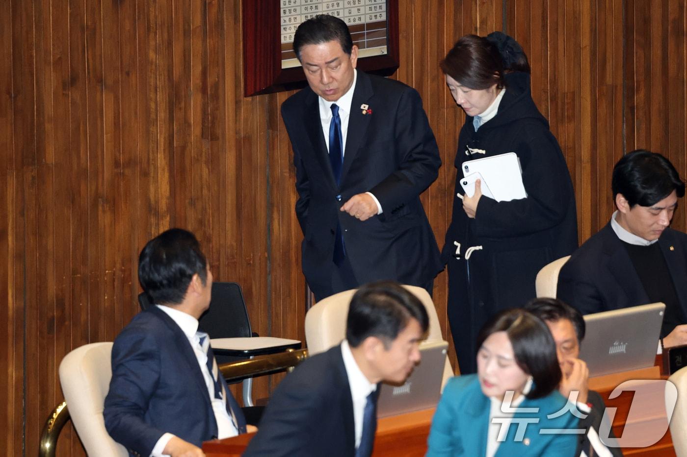 지난 12월 24일 서울 여의도 국회에서 열린 제430회국회(임시회) 제2차 본회의에서 김병기 더불어민주당 원내대표와 강선우 의원이 대화를 나누며 발걸음을 옮기고 있다. 왼쪽 아래는 이들을 바라보는 정청래 대표. (뉴스1 DB)2025.12.31/뉴스1 ⓒ News1 이승배 기자